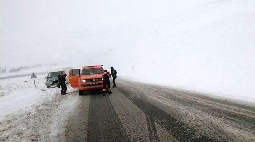 Başkale&rsquo;de Kar Ve Fırtınadan Dolayı Dağda Mahsur Kalan &Ccedil;obanlar İle K&uuml;&ccedil;&uuml;kbaş Hayvanlar Kurtarıldı