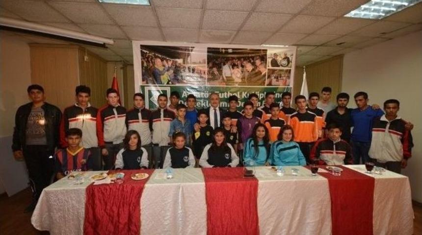 Osmaniye Belediyesi&rsquo;nde Amat&ouml;r Spor Futbol Kul&uuml;plerine Maddi Destek