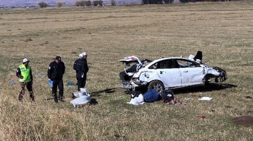 D&uuml;ğ&uuml;n D&ouml;n&uuml;ş&uuml; Feci Kaza:1 &Ouml;l&uuml; 5 Yaralı