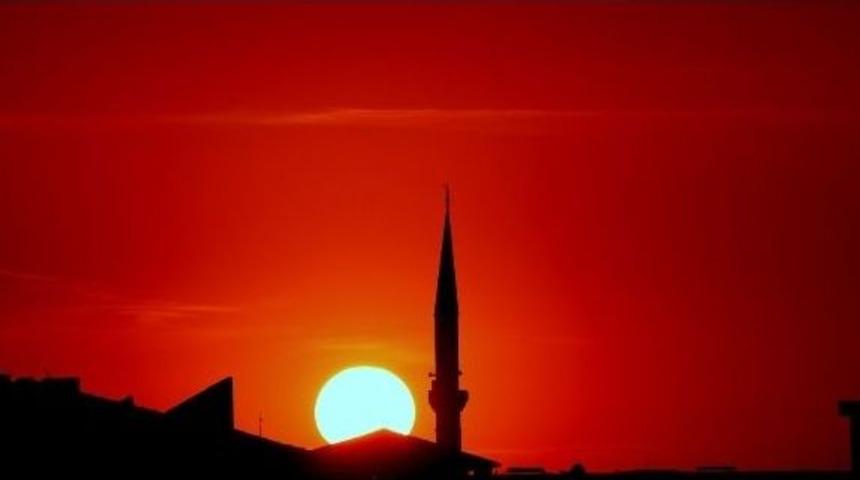 Saruhanlı&rsquo;da G&uuml;n Batımı Hayranlık Uyandırdı