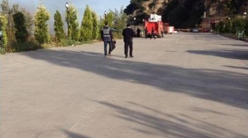 Sahil Kenarındaki Otomobil Alev Aldı