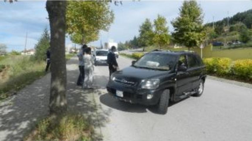 Otomobil Ağaca &Ccedil;arptı