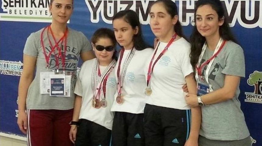 Engelli Sporcular Kupa Sevin&ccedil;lerini Bozbey İle Paylaştı