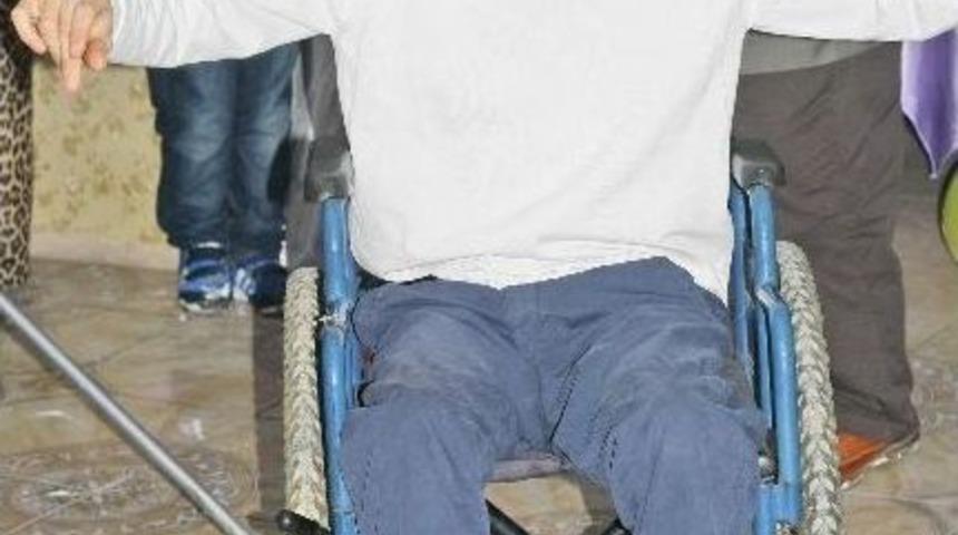 G&ouml;zlerini Bağlayıp Halay &Ccedil;ektiler