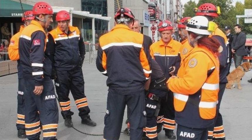 Van Depreminin 3. Yıl D&ouml;n&uuml;m&uuml; Anısına Kızılay Meydanı&rsquo;nda Tatbikat