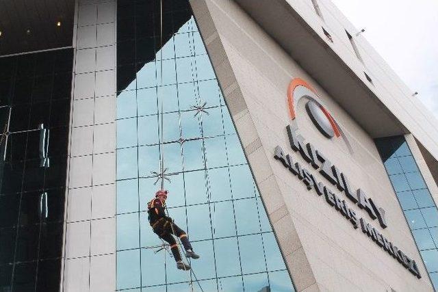 Van Depreminin 3. Yıl Dönümü Anısına Kızılay Meydanı’nda Tatbikat