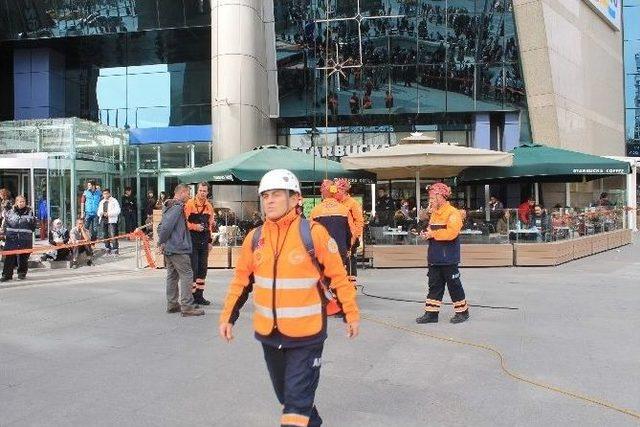 Van Depreminin 3. Yıl Dönümü Anısına Kızılay Meydanı’nda Tatbikat