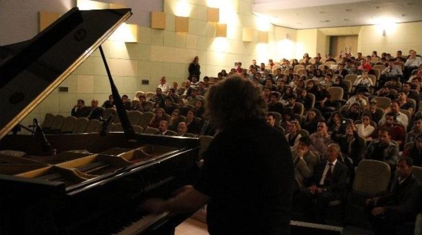 Harran &Uuml;niversitesi&rsquo;nde Tuluyhan Uğurlu Konseri