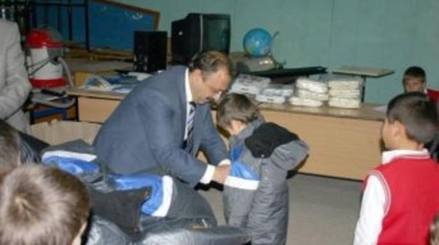 Oltulu İşadamı Yetim &Ouml;ğrencileri Sevindirdi