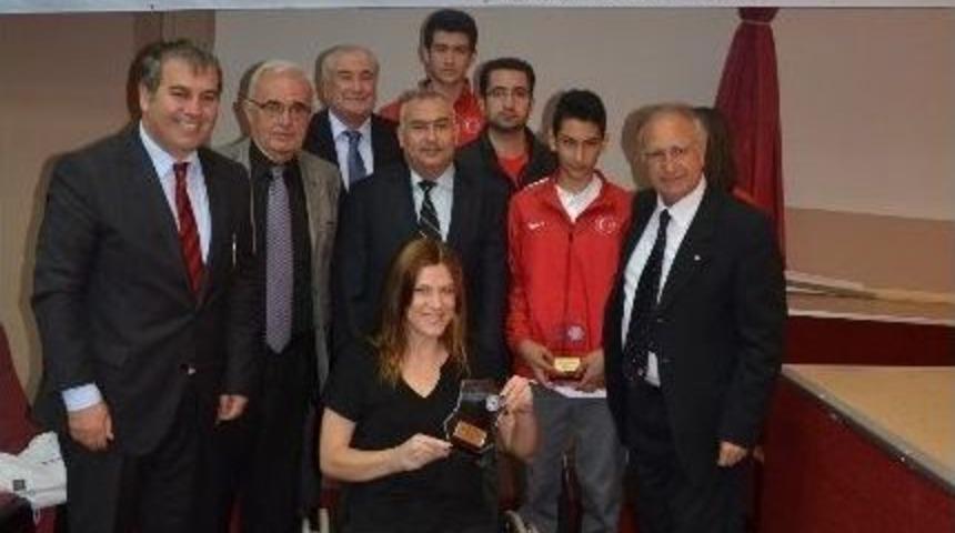 İzmir&rsquo;de Sporun En&rsquo;leri &Ouml;d&uuml;llerini Aldı