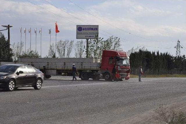 Lastiği Patlayan Tır Yoldan Çıktı