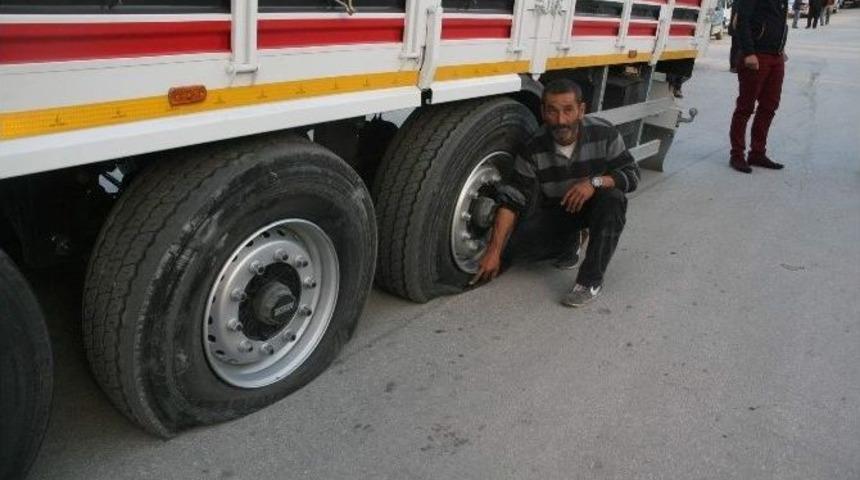 Yozgat&rsquo;ta Daraltılan Yollardan D&ouml;nemeyen Tır&rsquo;ın Tekerleği Yarıldı