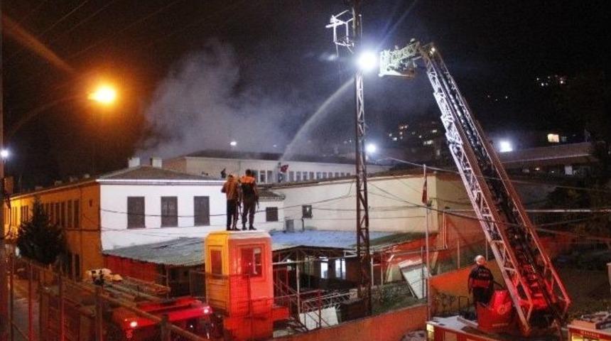 İzmit C Tipi Kapalı Cezaevi&rsquo;nde İsyan &Ccedil;ıktı