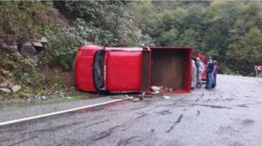 Kamyon Şarampole Yuvarlandı: 4 Yaralı