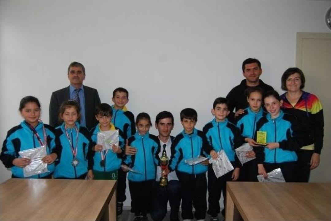 Selendi&rsquo;ye 3&rsquo;&uuml;nc&uuml;l&uuml;k Kazandıran Badmintoncular Kaymakamı Ziyaret Ettiler