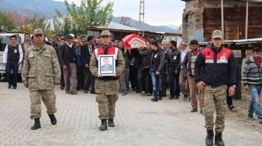 Askerde Hayatını Kaybeden Oğlunun Tabutunu Annesi G&ouml;zyaşlarıyla Taşıdı