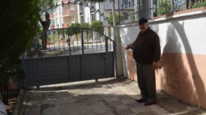 &Ouml;nce Arabanın Anahtarını Sonra Da Aracı &Ccedil;aldılar