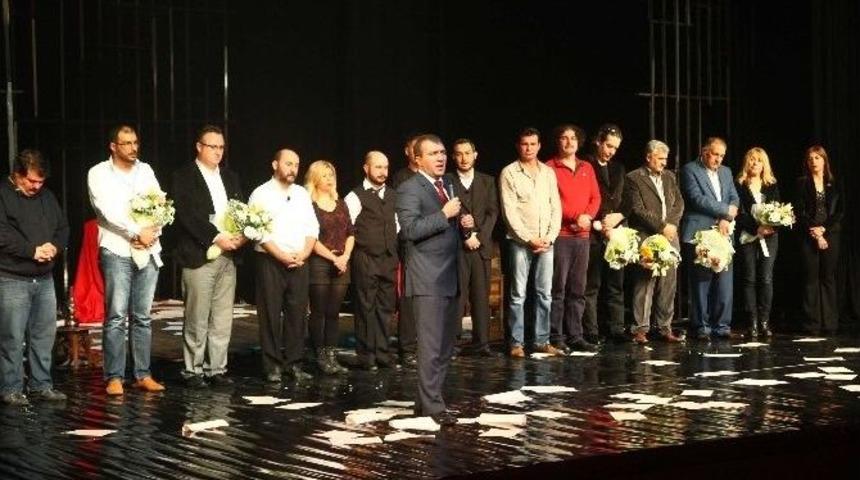 &ldquo;şair&rdquo; İsimli Oyun Ayakta Alkışlandı