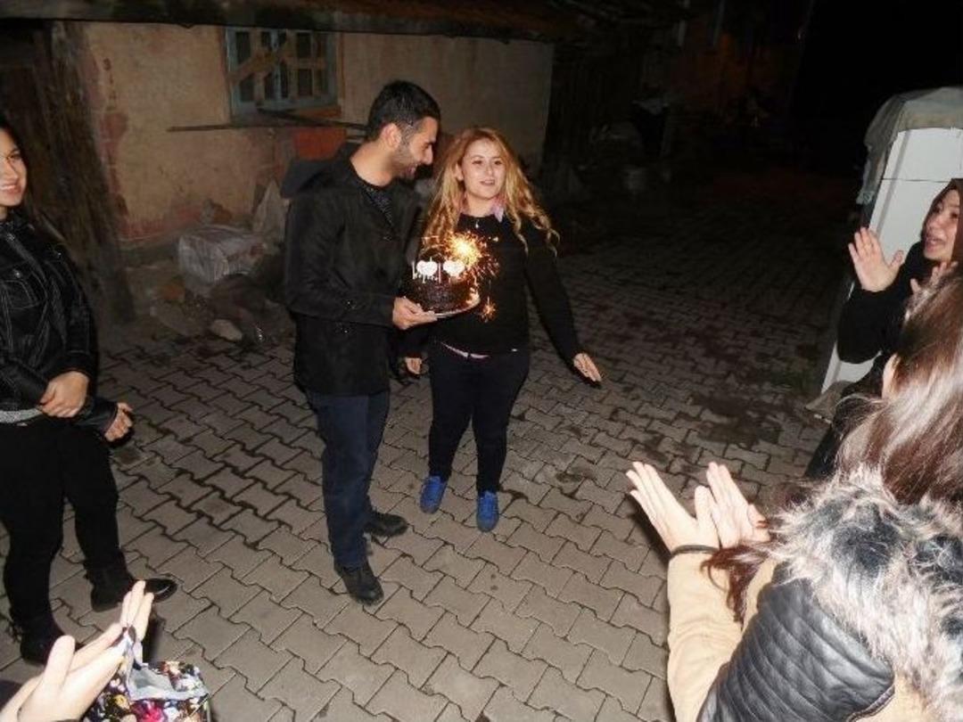 &Uuml;niversite &Ouml;ğrencisinden Kız Arkadaşına İlgin&ccedil; Doğum G&uuml;n&uuml; Kutlaması