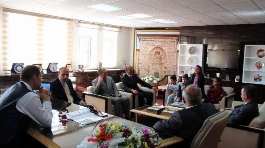 &Ouml;ğrencilerden, İl &Ouml;zel İdare Genel Sekreteri Ayhan&rsquo;a Ziyaret