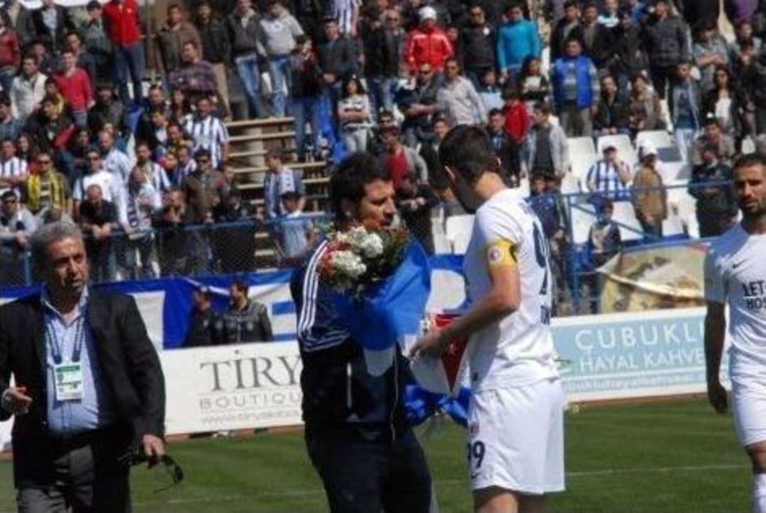 &Ccedil;i&ccedil;ek Veren Trib&uuml;n Lideri Sahalardan Men Edildi