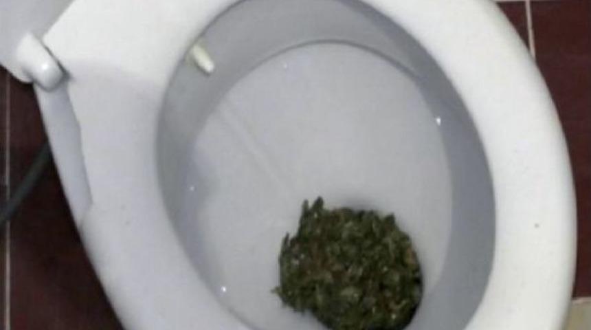 Tuvalet Klozetinden Uyuşturucu &Ccedil;ıktı