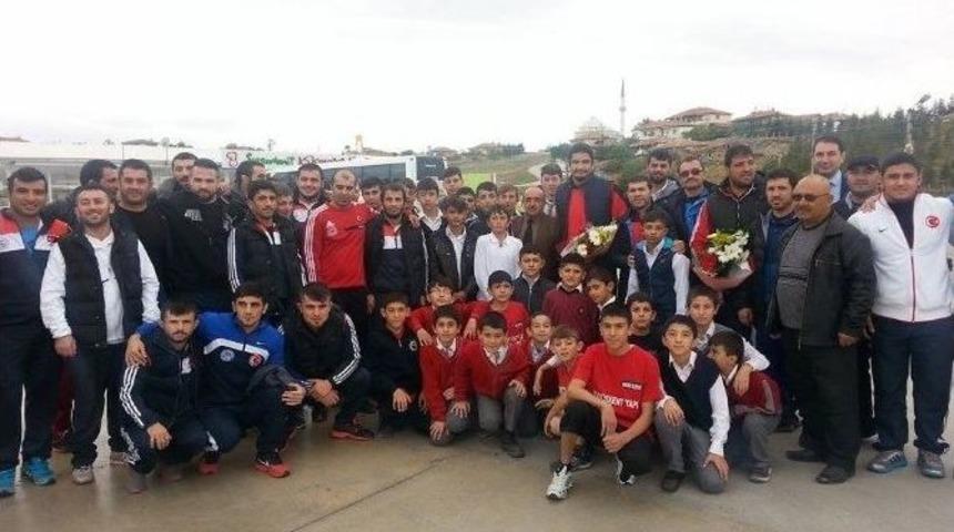 D&uuml;nya Şampiyonu Sungurlu&rsquo;da &Ccedil;i&ccedil;eklerle Karşılandı