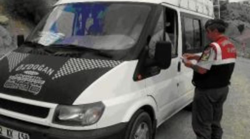 Jandarma Trafik Timleri Okul Servis Ara&ccedil;larını Denetliyor