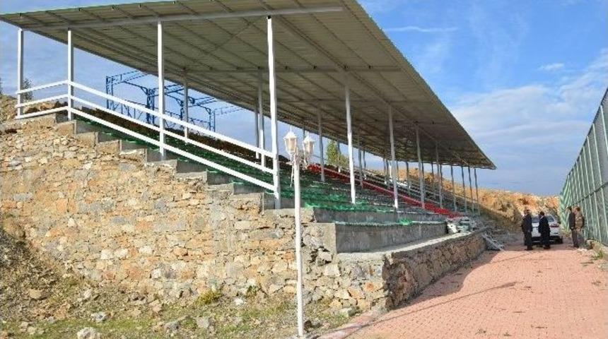 P&uuml;t&uuml;rge Futbol Sahasına Trib&uuml;n Yapıldı