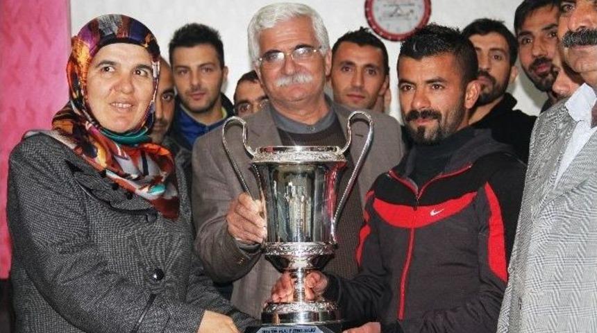 T&uuml;rkiye Kupasını Eş Başkanlara Hediye Ettiler