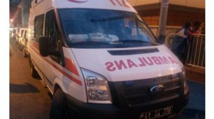 Hasta Yakını Doktora Saldırdı Ambulansın Camını Kırdı