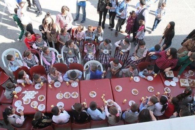 Trabzon’da Öğrenciler Köy Okullara Yardım Etti