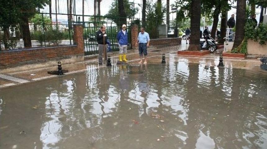Marmaris&rsquo;te Sağanak Yağış Hayatı Olumsuz Etkiledi