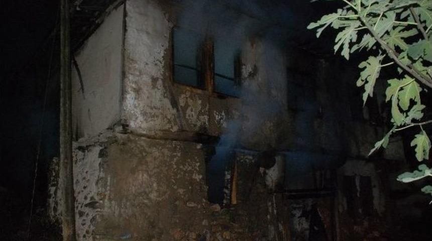 Yaşlı Kadın Yangından Camdan Atlayarak Kurtuldu