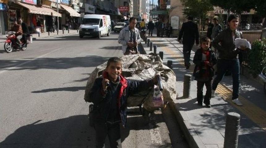 Yaşıtları Okulda, Kendileri İse Hurda Topluyor