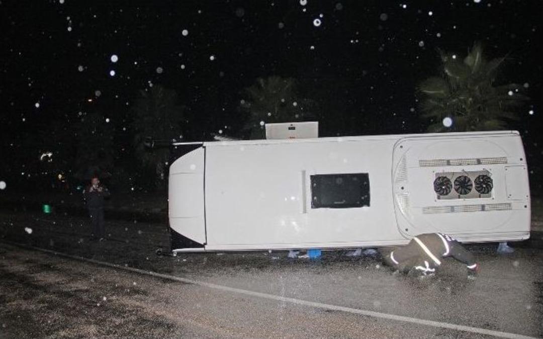 Antalya&rsquo;da 2 Tur Otob&uuml;s&uuml; Devrildi: 2 Yaralı