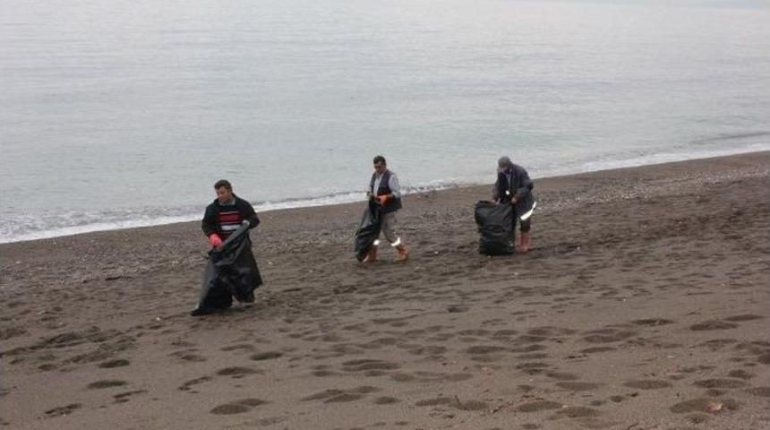 Ak&ccedil;akoca Sahilinde Dalgalar İle Ge&ccedil;en &Ccedil;&ouml;pler Belediye Ekipleri Tarafından Temizleniyor