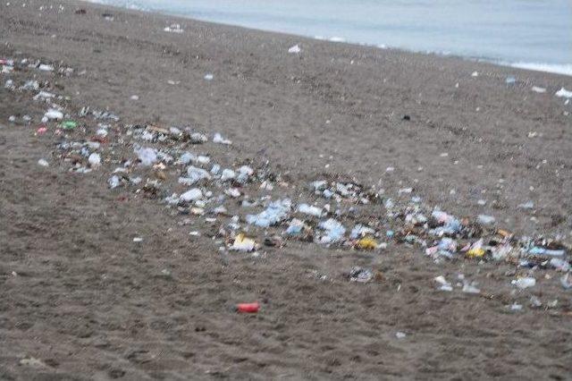 Akçakoca Sahilinde Dalgalar İle Geçen Çöpler Belediye Ekipleri Tarafından Temizleniyor