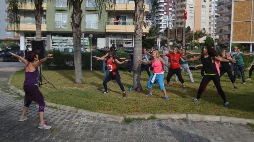 Mezitli&rsquo;de Kadınlar &lsquo;zumba&rsquo; Dansı İle Spor Yapıyor
