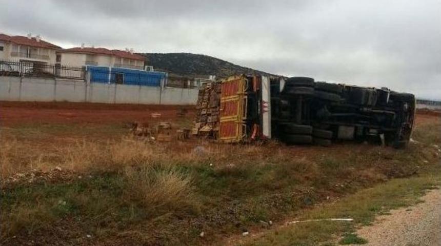 Kamyonet Şarampole Yuvarlandı: 4 Yaralı