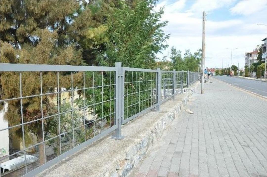 Belediye, Candan Tarhan Bulvarı&rsquo;na Korkuluk Yaptı