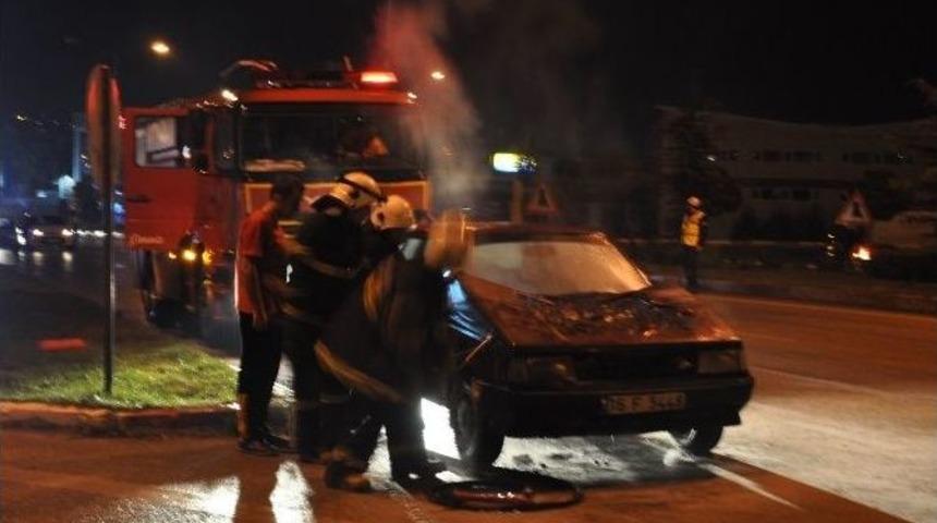 Seyir Halindeki Lpg&rsquo;li Otomobil Yandı, 5 Kişi Son Anda Kurtuldu