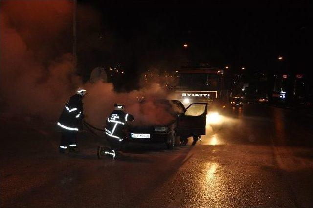 Seyir Halindeki Lpg’li Otomobil Yandı, 5 Kişi Son Anda Kurtuldu