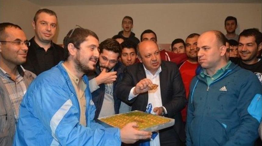 Başkan Kaya&rsquo;dan Yunusemre Belediyespor&rsquo;a Baklava Dopingi