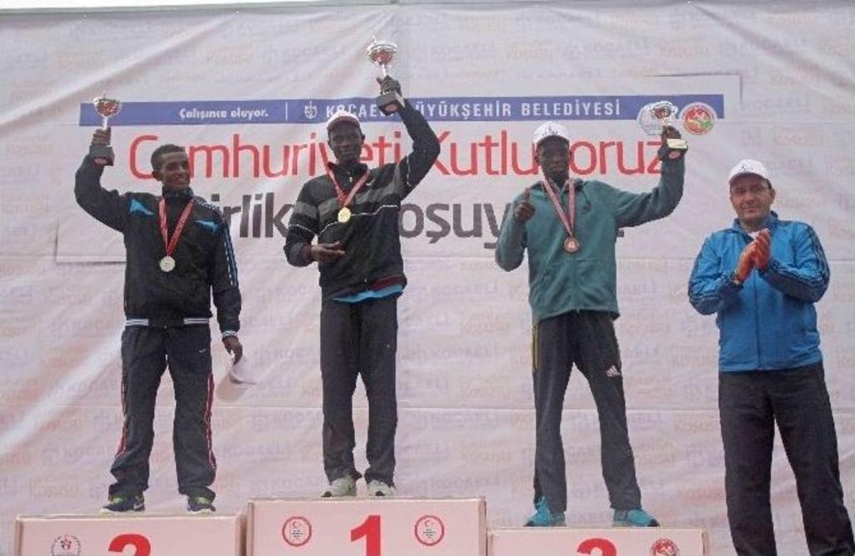 Kocaeli&rsquo;nde Binlerce Vatandaş, Yağmur Altında Cumhuriyet İ&ccedil;in Koştu