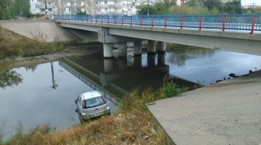 Kamyonetle &Ccedil;arpışan Otomobil Dereye U&ccedil;tu