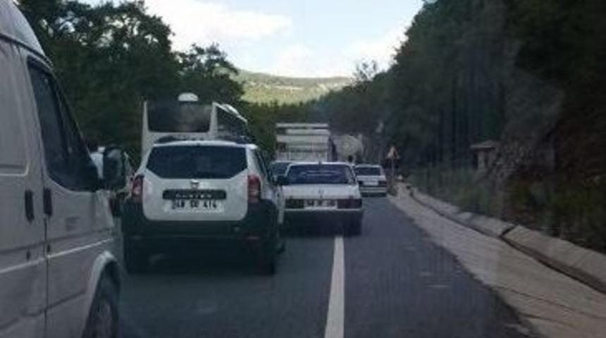 Marmaris&rsquo;te Yağış Nedeniyle Yola Devrilen Ağa&ccedil; Yol Kapattı