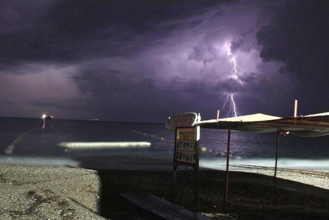 Antalya K&ouml;rfezi&rsquo;nde Şimşeklerin Dansı