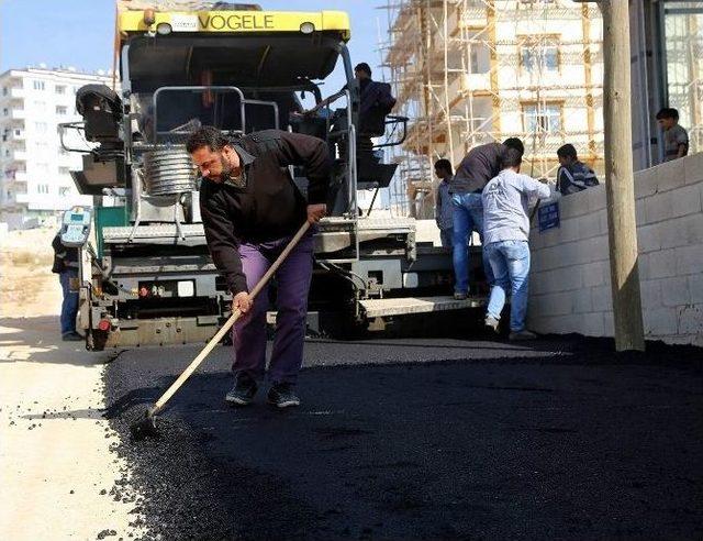 Şehitkamil Belediyesi Gazikent’te Açılan Yolları Asfaltlıyor