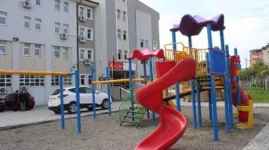 Kurum Bah&ccedil;esine Oyun Parkı